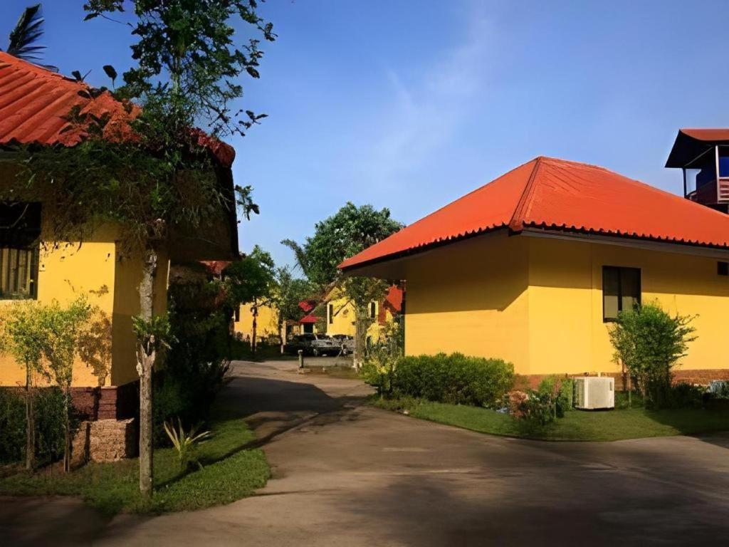 Tanisa Resort Chumphon Bagian luar foto