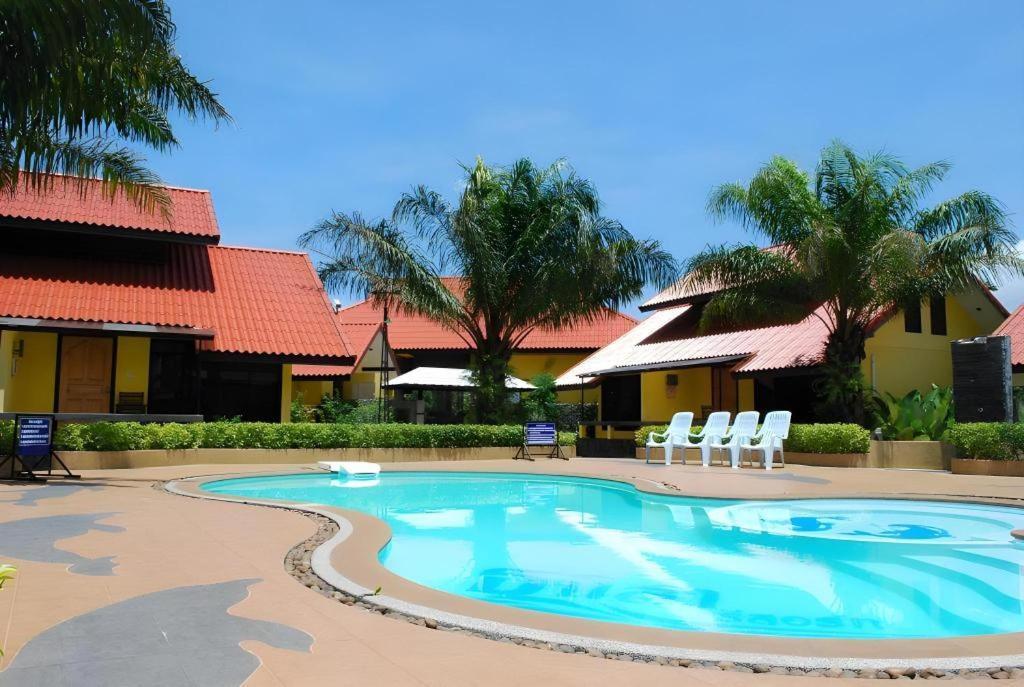 Tanisa Resort Chumphon Bagian luar foto